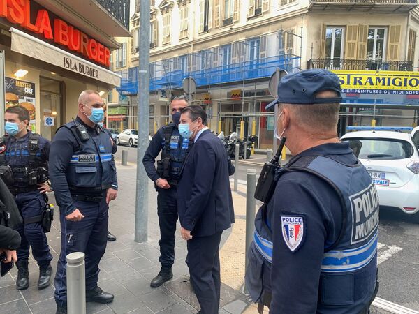 Мэр города Кристиан Эстрози заявил, что нападавший не переставал повторять Аллах акбар, и назвал произошедшее терактом

 - Sputnik Грузия