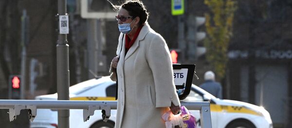 Женщина в защитной маске на одной из улиц Москвы. - Sputnik Грузия