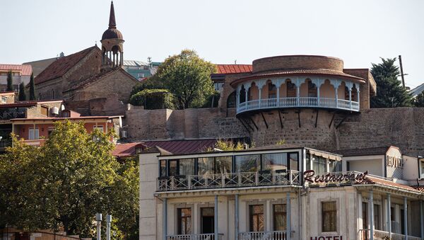 Вид на город Тбилиси - район Авлабари и исторический дворец царицы Дареджан - Sputnik Грузия