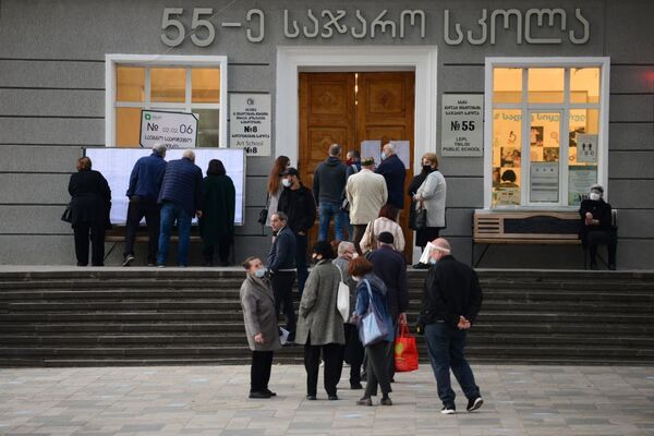 Ровно в восемь утра по стране открылось более трех с половиной тысяч избирательных участков

 - Sputnik Грузия