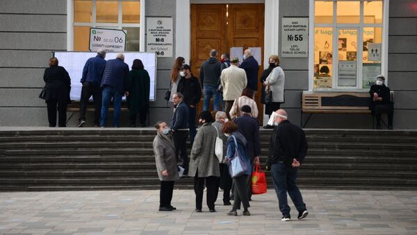 Парламентские выборы в Грузии 2020 - избиратели у участка - Sputnik Грузия