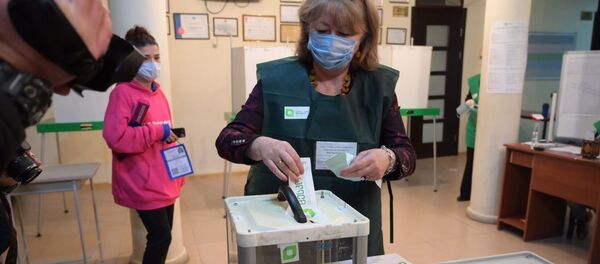 Парламентские выборы в Грузии 2020 - урна для голосования. Происходит опечатывание урны - Sputnik Грузия