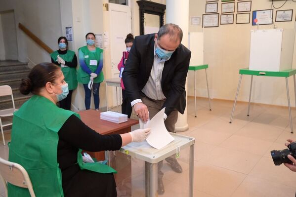 Центризбирком ввел особые правила, чтобы свести к минимуму риски заразиться на избирательных участках - Sputnik Грузия