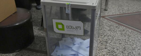 Парламентские выборы в Грузии 2020 - избирательная урна для голосования с бюллетенями - Sputnik Грузия