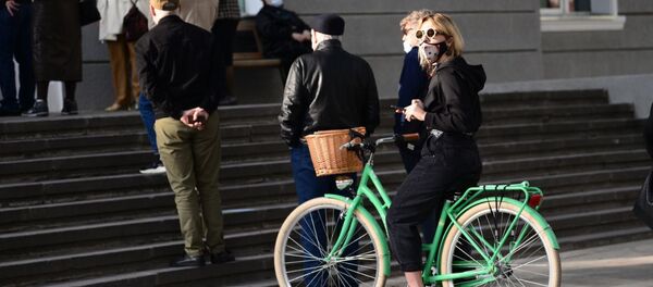 Парламентские выборы в Грузии 2020 - избиратели в масках у участка. Очередь. Девушка на велосипеде - Sputnik Грузия