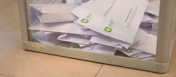 Парламентские выборы в Грузии 2020 - урна для голосования с бюллетенями - Sputnik Грузия