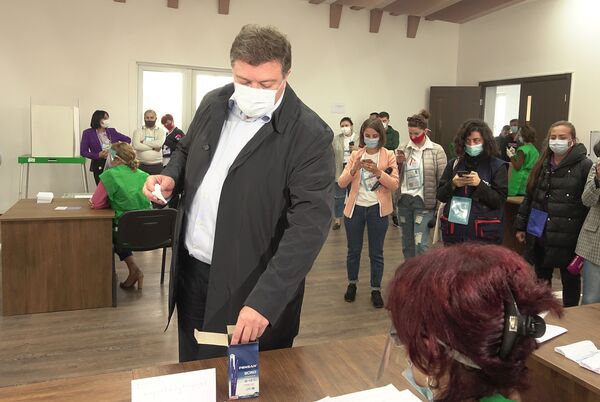 Бывший мэр Тбилиси Гиги Угулава, также представляющий сейчас партию Европейская Грузия, на парламентских выборах голосовал в Зугдиди - Sputnik Грузия