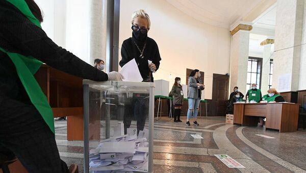 Парламентские выборы 2020. Избиратели в масках принимают участие в голосовании - Sputnik Грузия