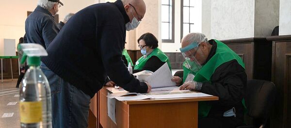 Парламентские выборы 2020. Избиратели в масках принимают участие в голосовании - Sputnik Грузия