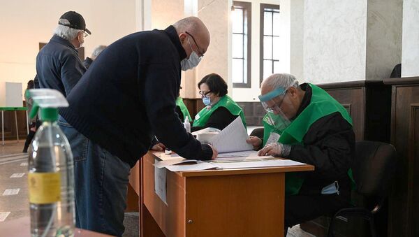 Парламентские выборы 2020. Избиратели в масках принимают участие в голосовании - Sputnik Грузия