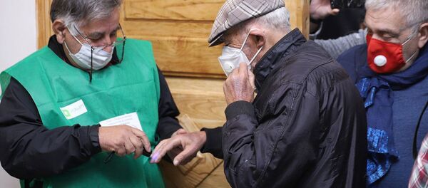 არჩევნებზე მისულებს ამოწმებდნენ მარკირებაზე. ფოტოზე - მსახიობი ვახტანგ კიკაბიძე, საარჩევნო სიის პირველი ნომერი ოპოზიციური გაერთიანების მხრიდან „ძალა ერთობაშია“, რომელიც „ერთიანმა ნაციონალურმა მოძრაობამ“ ჩამოაყალიბა არჩევნებზე მისულებს ამოწმებდნენ მარკირებაზე. ფოტოზე - მსახიობი ვახტანგ კიკაბიძე, საარჩევნო სიის პირველი ნომერი ოპოზიციური გაერთიანების მხრიდან „ძალა ერთობაშია“, რომელიც „ერთიანმა ნაციონალურმა მოძრაობამ“ ჩამოაყალიბა - Sputnik საქართველო