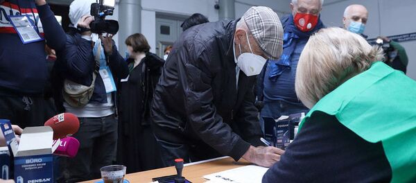 Вахтанг (Буба) Кикабидзе принимает участие в голосовании - Sputnik Грузия