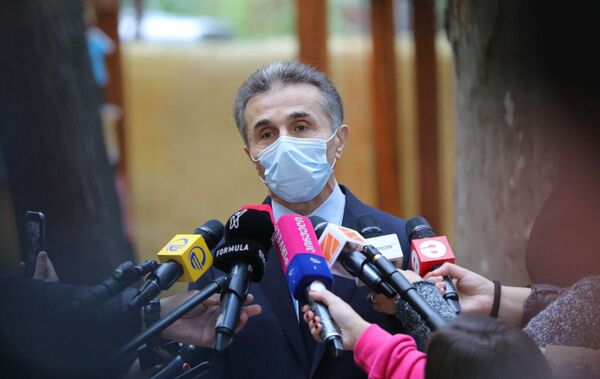 Иванишвили одним из первых проголосовал на выборах 2020 - Sputnik Грузия