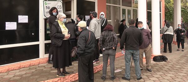 Зугдиди. Парламентские выборы 2020. Избиратели ждут у участка. Очередь - Sputnik Грузия