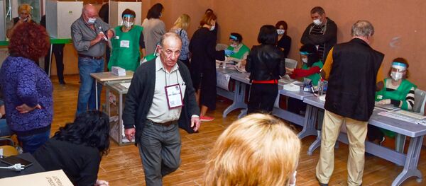 Батуми. Парламентские выборы 2020. Избиратели на участке. Голосование - Sputnik Грузия