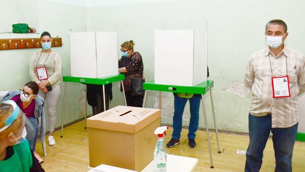 Батуми. Парламентские выборы 2020. Избиратели на участке. Голосование - Sputnik Грузия