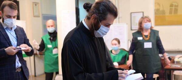 Парламентские выборы 2020. Избиратели на участке в масках. Представители духовенства - Sputnik Грузия
