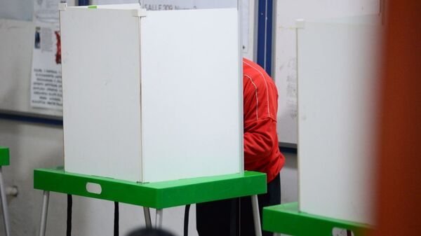 Парламентские выборы 2020. Избиратели на участке в масках. Новые кабинки для голосования - Sputnik Грузия