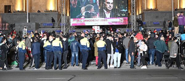 Оппозиционное Единое нацдвижение отмечает завершение выборов у здания парламента - Sputnik Грузия