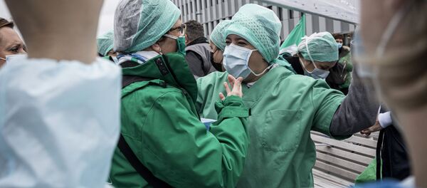 Пандемия коронавируса COVID 19 - жители Бельгии одевают защитную одежду чтобы пойти на митинг - Sputnik Грузия