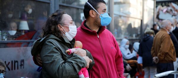 Пандемия коронавируса COVID 19 и последствия землетрясения в Турции. Люди на месте бедствия в масках и респираторах - Sputnik Грузия