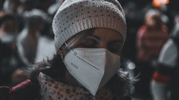 Девушка ночью на митинге в респираторе - эпидемия коронавируса COVID 19 - Sputnik Грузия