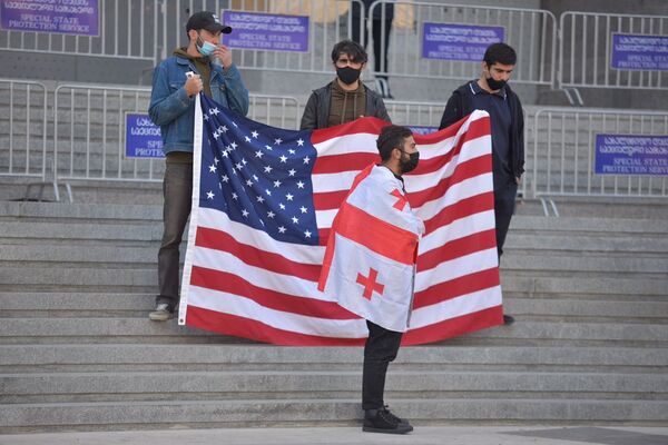 А кто-то протестовал с флагами Грузии и США - Sputnik Грузия