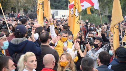 Акция сторонников оппозиции у парламента против итогов выборов. Активисты "Лело"