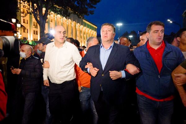 Затем лидеры оппозиции и их сторонники устроили шествие по центру Тбилиси - Sputnik Грузия