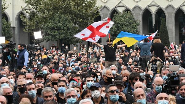 Акция оппозиции против итогов выборов у здания парламента. 01.11.2020 - Sputnik Грузия