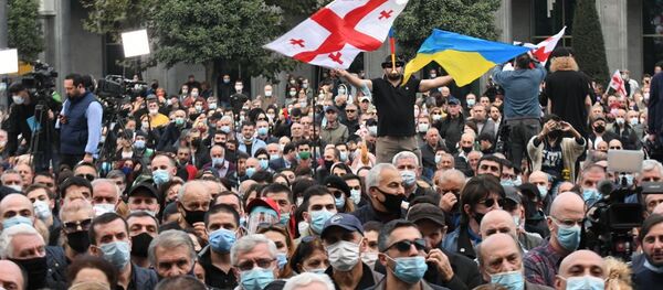 Акция оппозиции против итогов выборов у здания парламента. 01.11.2020 - Sputnik Грузия