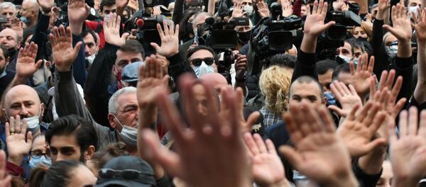 Акция оппозиции против итогов выборов у здания парламента. 01.11.2020 - Sputnik Грузия