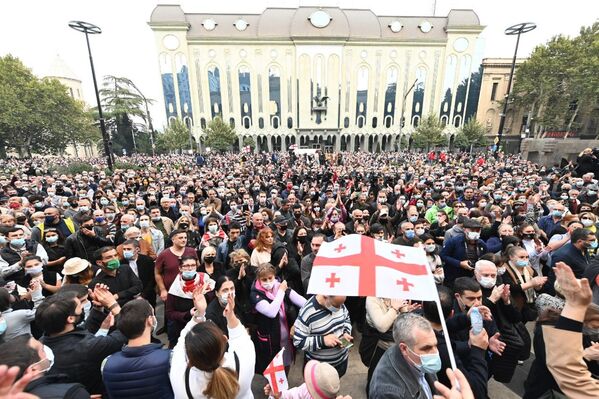 У здания парламента во второй половине дня в воскресенье собралось несколько тысяч человек - Sputnik Грузия