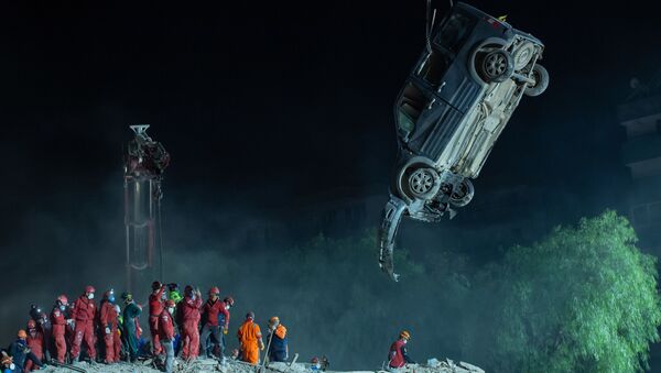 Вытаскивание поврежденного автомобиля после землетрясения в Измире  - Sputnik Грузия
