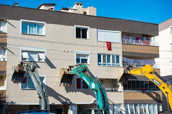Тяжелая техника удерживает здание после землетрясения в Измире  - Sputnik Грузия