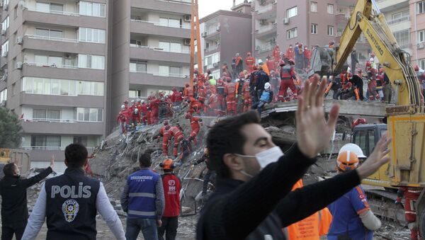 Спасатели на месте разрушенного здания после землетрясения в Измире  - Sputnik Грузия