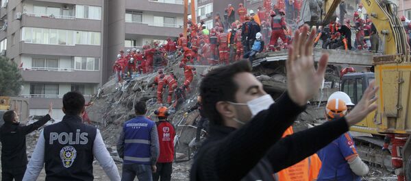 Спасатели на месте разрушенного здания после землетрясения в Измире  - Sputnik Грузия