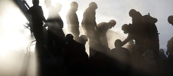 Спасатели на месте разрушенного здания после землетрясения в Измире  - Sputnik Грузия