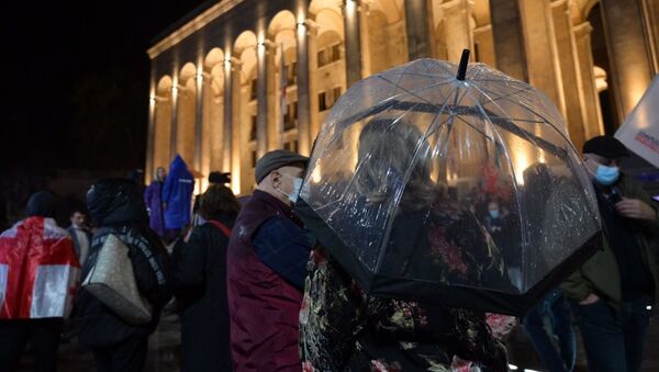 Активисты оппозиции у здания парламента Грузии. 02.11.2020 - Sputnik Грузия