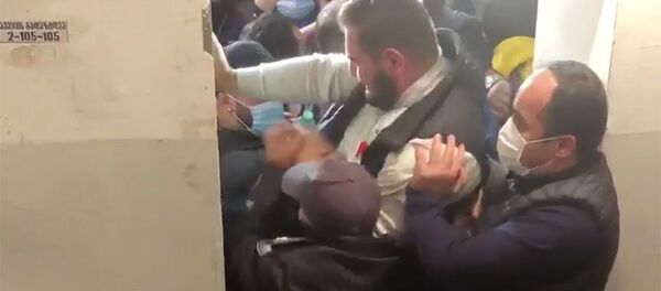 „ლეიბორისტული პარტიის“ ახალგაზრდული ფრთის წევრებმა საოლქო კომისიის სხდომაზე შეჭრა სცადეს „ლეიბორისტული პარტიის“ ახალგაზრდული ფრთის წევრებმა საოლქო კომისიის სხდომაზე შეჭრა სცადეს - Sputnik საქართველო