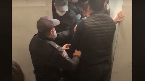 “Лейбористы” попытались ворваться в офис окружной комиссии в столице Грузии - видео - Sputnik Грузия