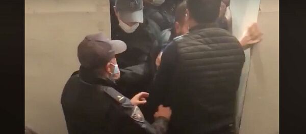 “Лейбористы” попытались ворваться в офис окружной комиссии в столице Грузии - видео - Sputnik Грузия