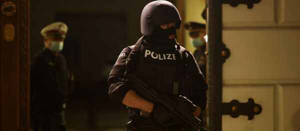 Полицейский спецназ в Вене, Австрия, после террористического нападения Полицейский спецназ в Вене, Австрия, после террористического нападения - Sputnik Грузия