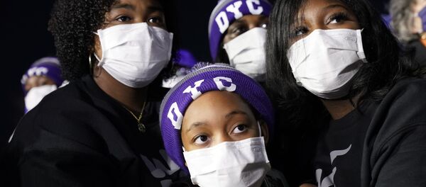 Пандемия коронавируса COVID 19 - жители США в масках - Sputnik Грузия