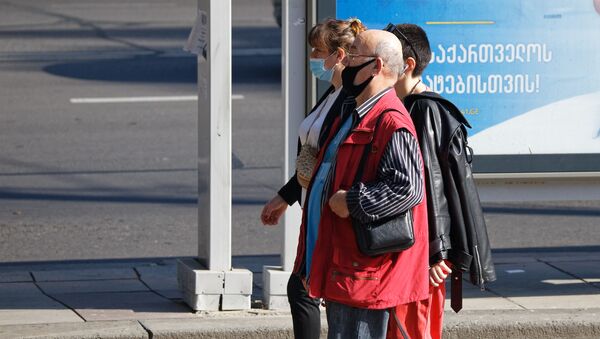 Люди в масках идут по проспекту Руставели во время эпидемии коронавируса - Sputnik Грузия