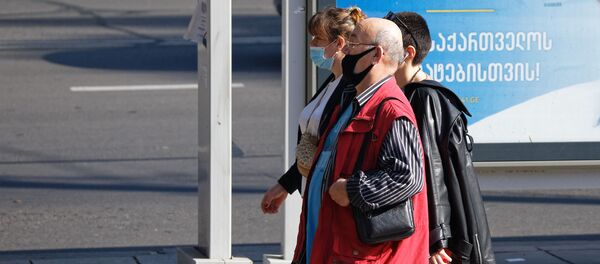 Люди в масках идут по проспекту Руставели во время эпидемии коронавируса - Sputnik Грузия