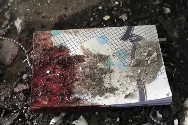 Запачканная кровью книга на земле после нападения на университет в Кабуле - Sputnik Грузия