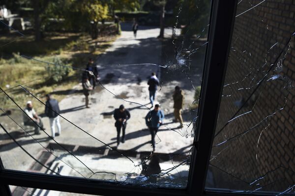 Разбитые окна в классе в Национальном центре юридической подготовки на следующий день после нападения на университет в Кабуле - Sputnik Грузия