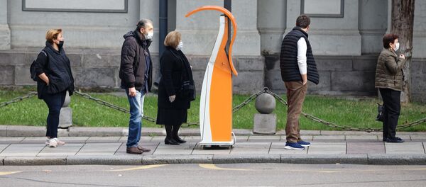 Прохожие в масках на автобусной остановке - Sputnik Грузия