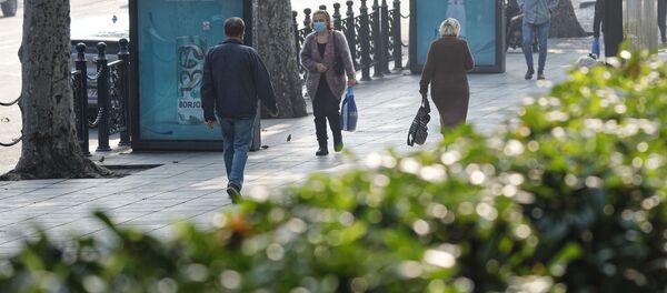 Прохожие на улицах в масках во время эпидемии коронавируса - Sputnik Грузия